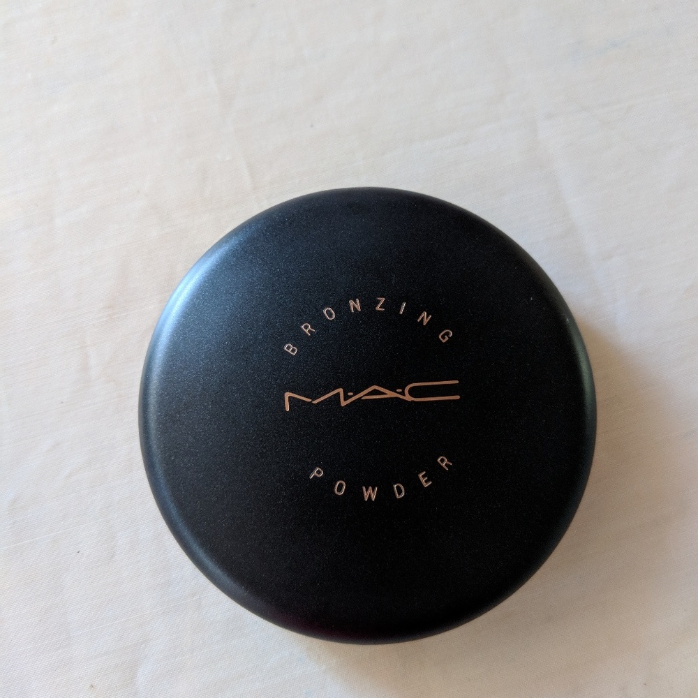 MAC Bronzing Powder in Refined Golden